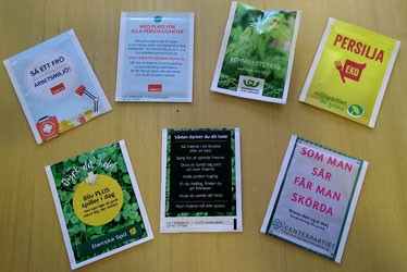 Frøposer med blomsterfrø eller urtefrø i frøposer med tryk