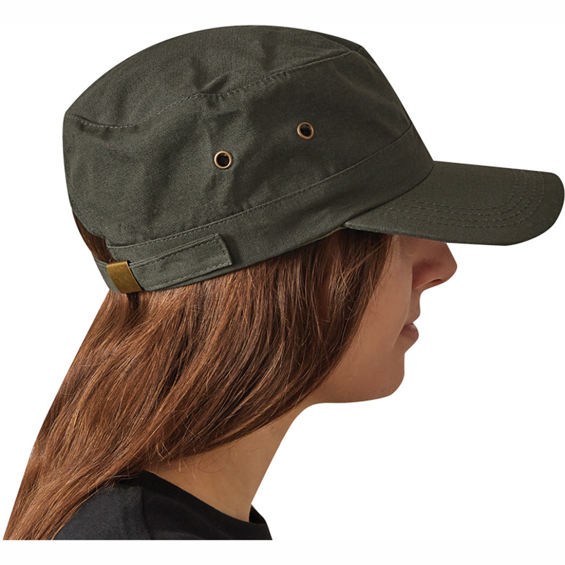 Caps i military design fås i 3 farver