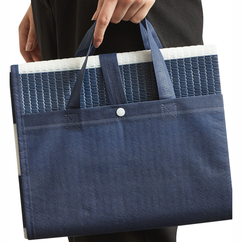 køb bademåtte med logo fra 50 stk her- se strandmåtte med hovedpude nu