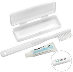 Tandbørste og rejsetandbørster i æske med tandpasta